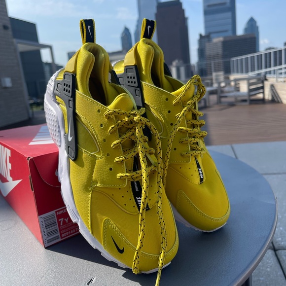 Like New Huarache Unisex Sneaker - Picture 3 of 4